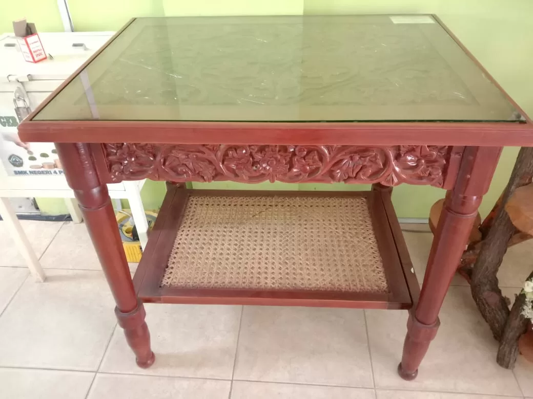 Meja Ukir Segi Empat