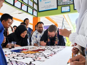 Momen Unik Hari Batik SMKN 4 Pekanbaru: Dihadiri CEO Maxim Asal Rusia