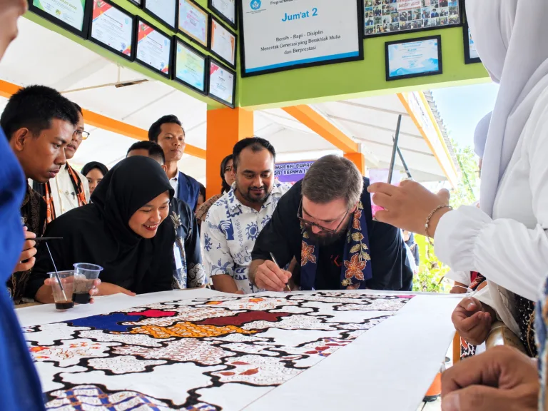 Momen Unik Hari Batik SMKN 4 Pekanbaru: Dihadiri CEO Maxim Asal Rusia